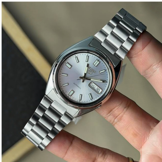Reloj automático Seiko 5 SNXS73 de DEL MORAL | RELOJES con dial blanco, caja y correa de acero inoxidable de 37mm.