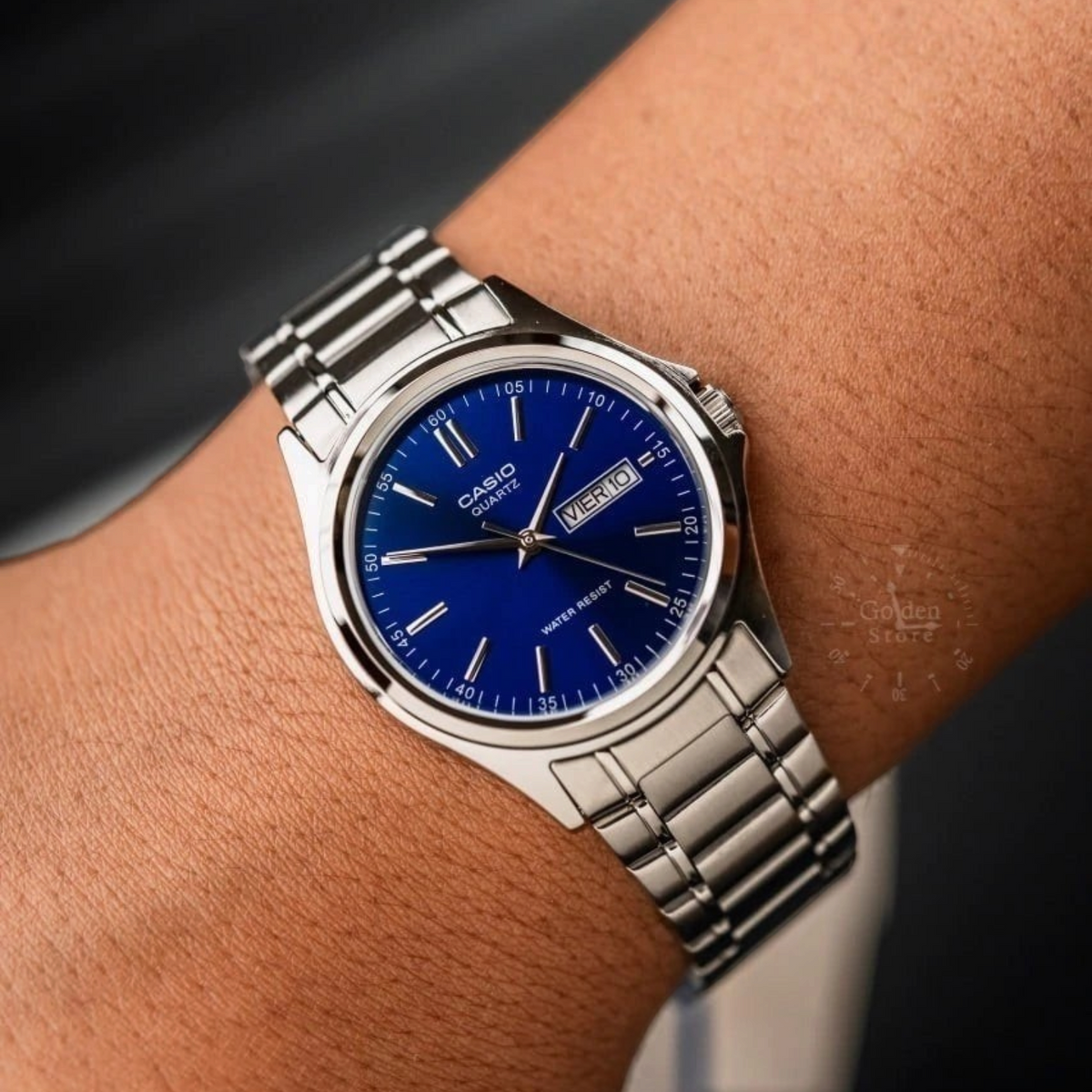 Reloj Casio MTP-1239D-2A de DEL MORAL | RELOJES con dial azul, caja y correa de acero inoxidable plateado en muñeca