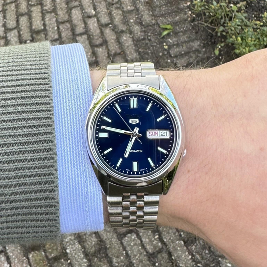 Reloj automático DEL MORAL | RELOJES Seiko 5 SNXS77 con dial azul, caja y correa de acero inoxidable en la muñeca