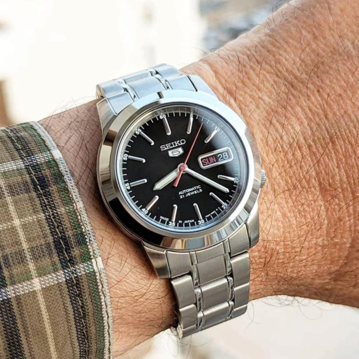 Reloj automático Seiko 5 SNKE53K1 de DEL MORAL | RELOJES con dial negro, caja y correa de acero inoxidable en muñeca