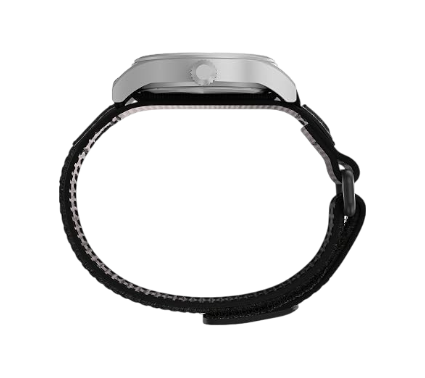 Vista lateral del reloj Timex Expedition Scout de DEL MORAL | RELOJES con caja plateada y correa de nylon negra.