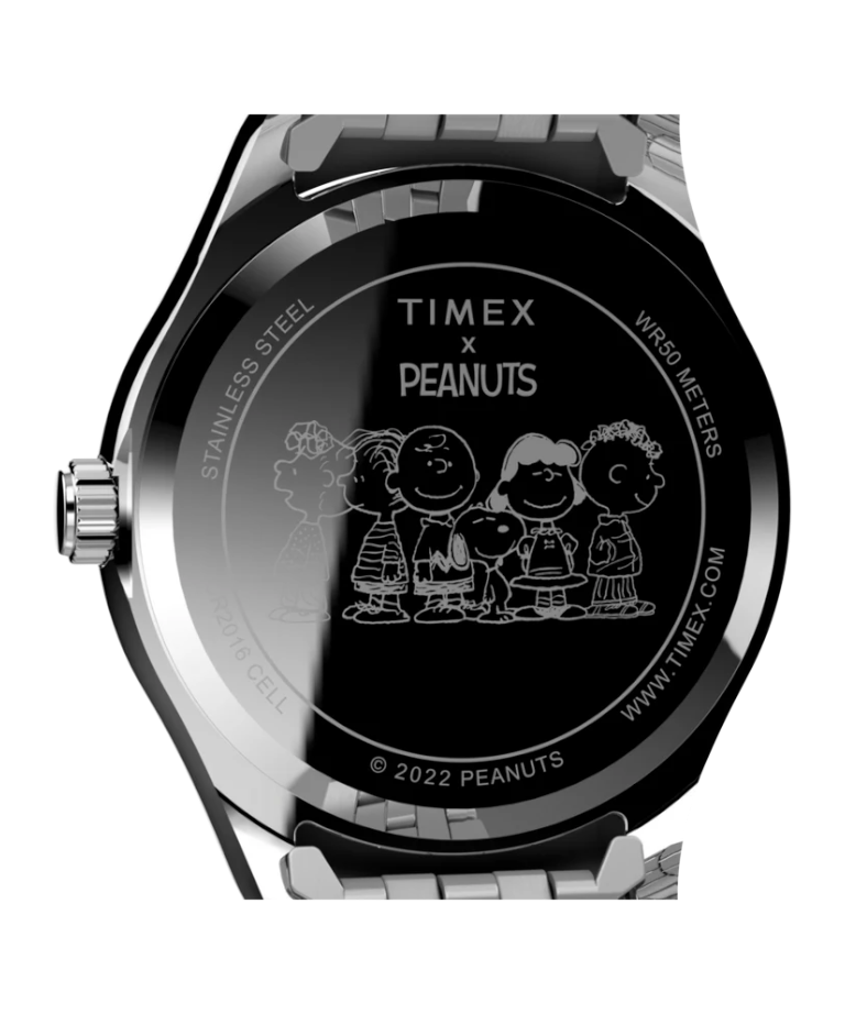 Parte trasera de la caja del reloj DEL MORAL | RELOJES Timex x Peanuts con grabado de Snoopy y sus amigos