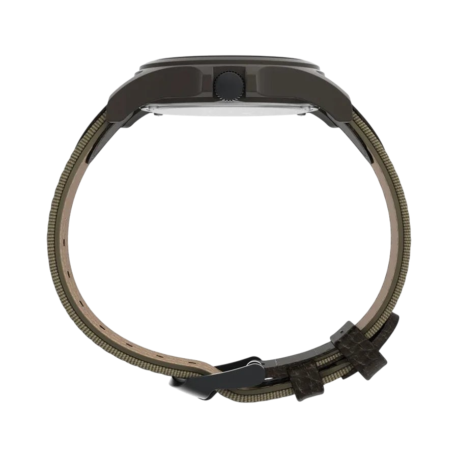 Vista lateral del reloj Timex Expedition x Peanuts Snoopy de DEL MORAL | RELOJES con correa de cuero y nylon marrón