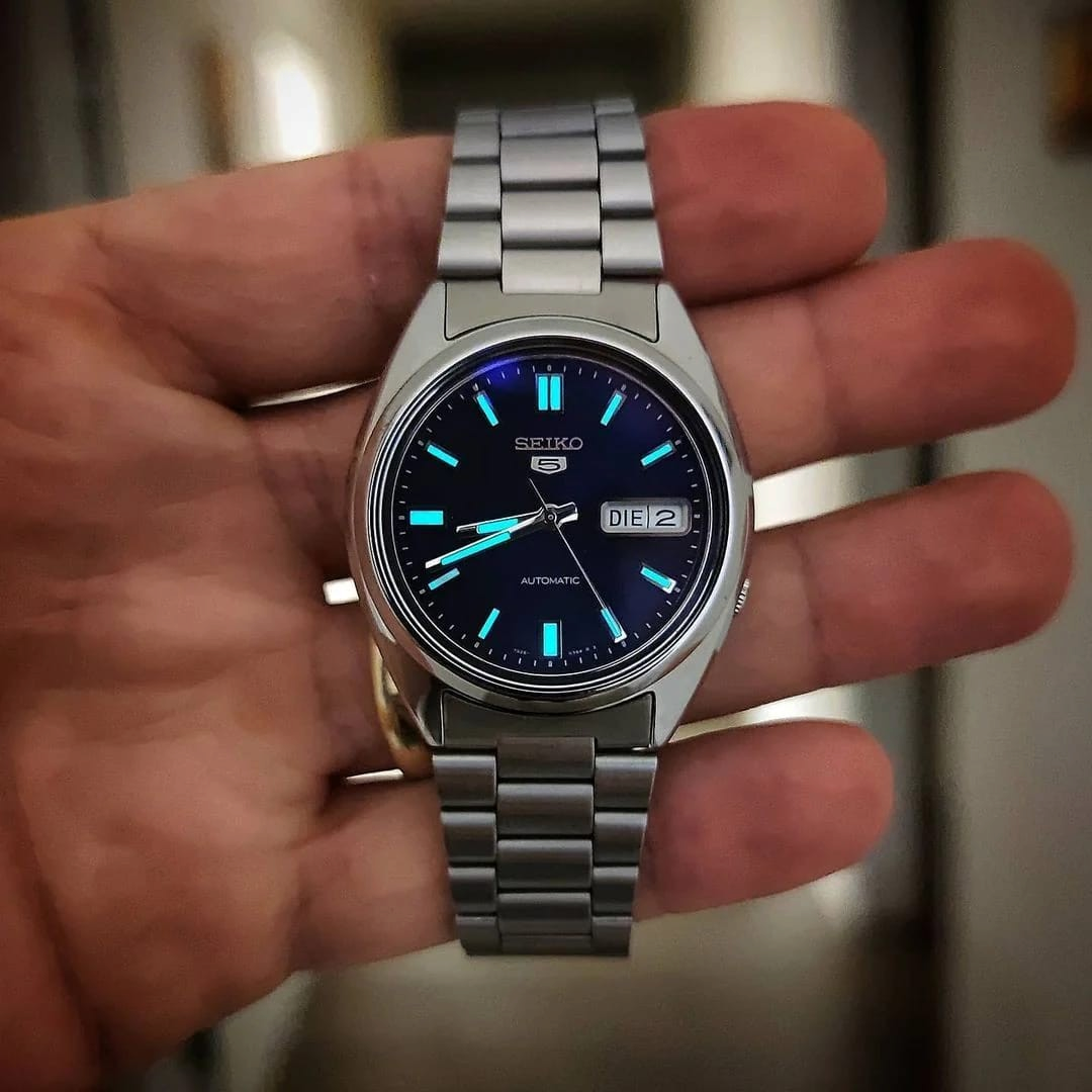 Reloj automático DEL MORAL | RELOJES Seiko 5 SNXS77 con dial azul, caja de acero inoxidable y manecillas luminiscentes
