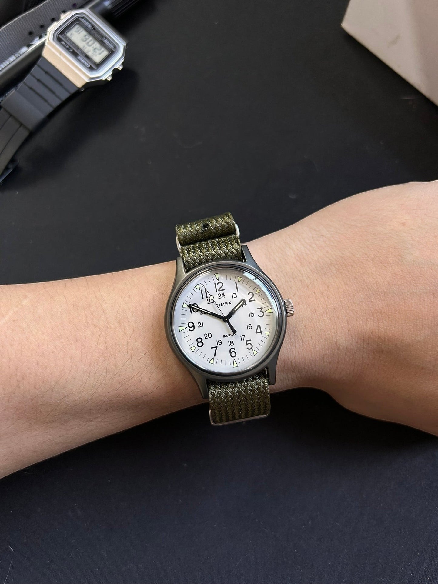 Reloj Timex MK1 de DEL MORAL | RELOJES con esfera blanca, caja de aluminio y correa de nylon verde militar.