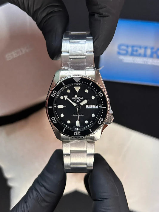 DEL MORAL | RELOJES Seiko 5 Sports SRPK29 reloj automático de acero inoxidable con esfera negra y bisel giratorio.