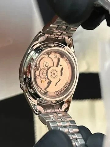 DEL MORAL | RELOJES Seiko 5 automático de 21 joyas con caja y pulsera de acero inoxidable. Mecanismo visible.