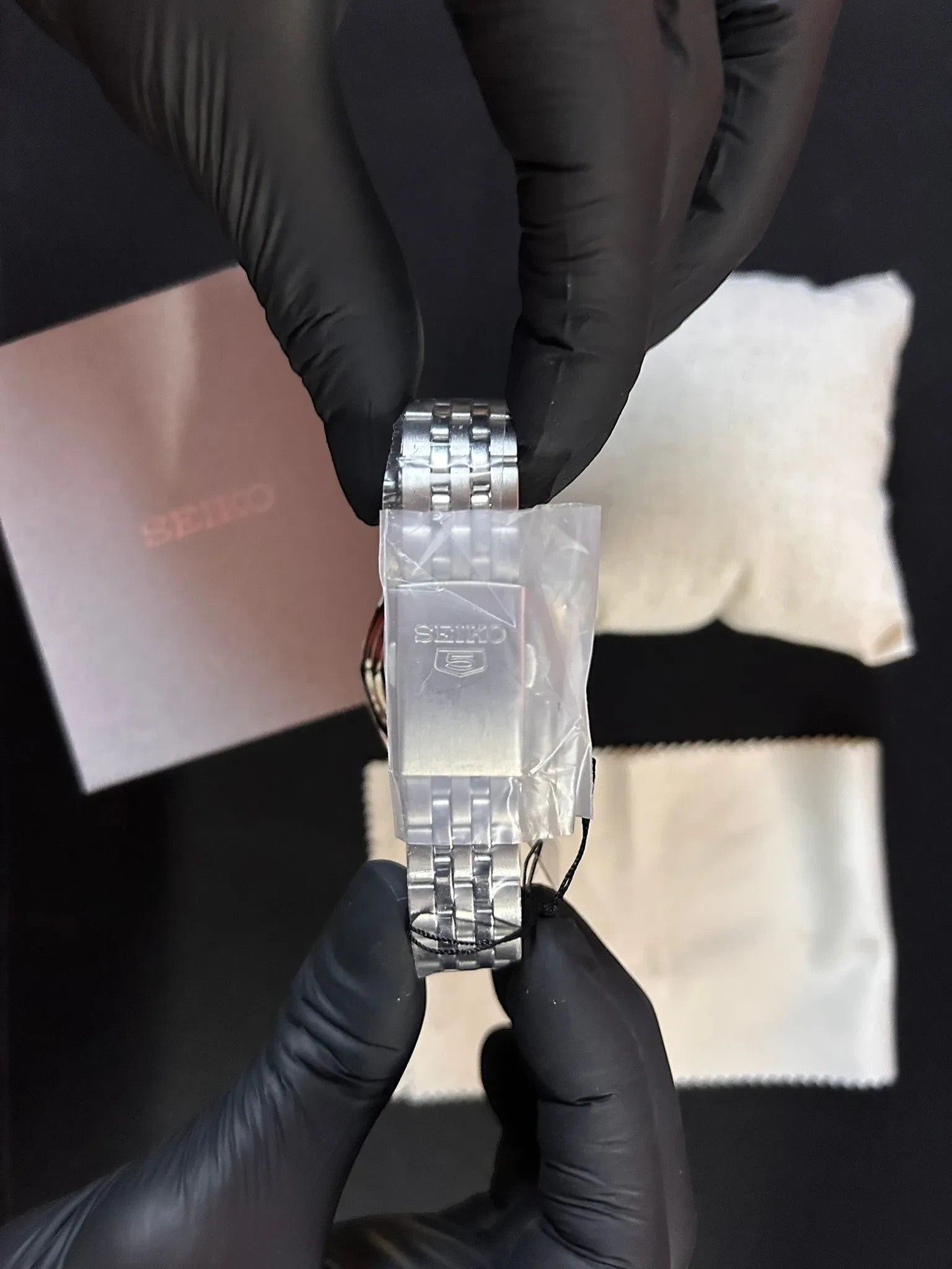 DEL MORAL | RELOJES: Reloj automático Seiko 5 de acero inoxidable con esfera blanca nacarada y detalles dorados. Brazalete de eslabones.
